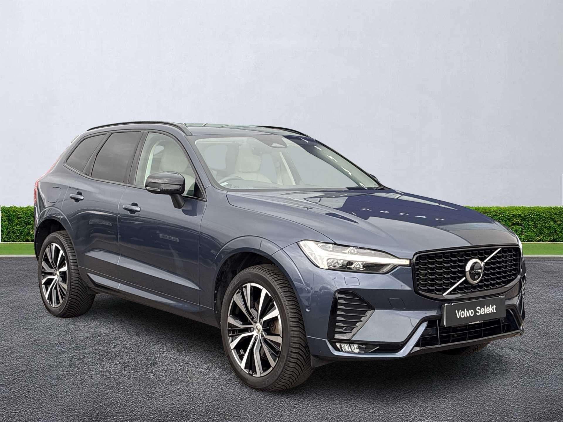 VOLVO XC60 ESTATE 2.0 B5P Ultimate Dark 5Dr Awd Geartronic