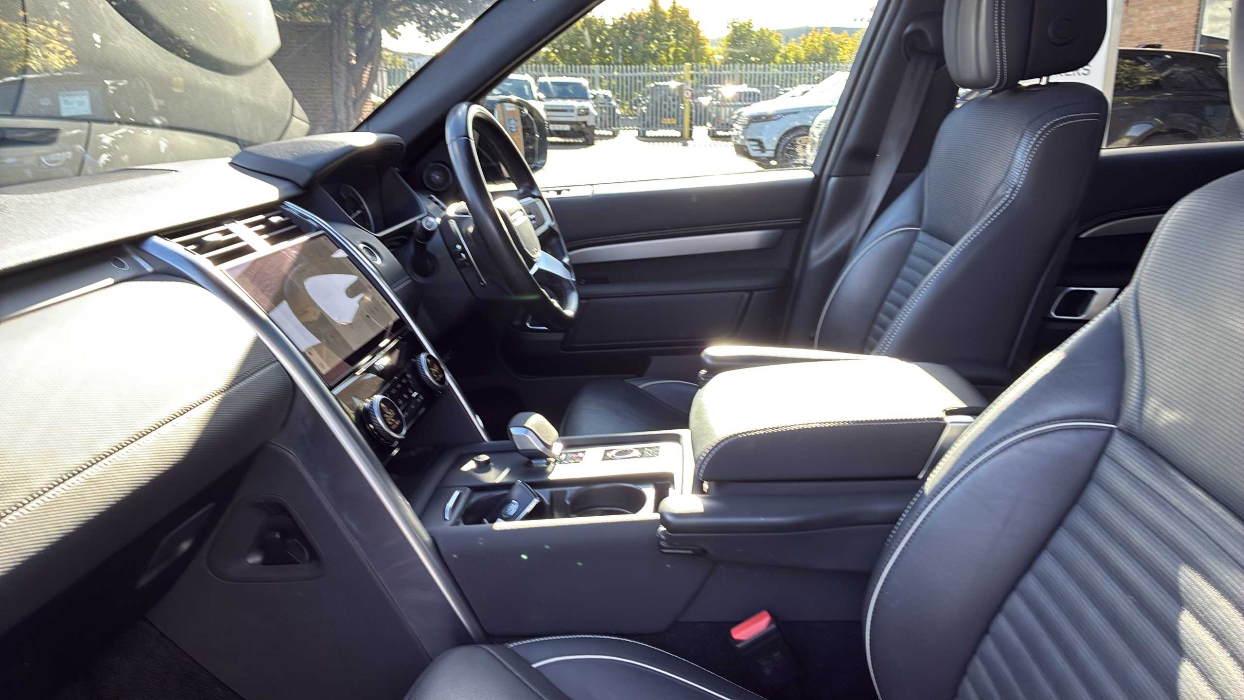 LAND ROVER DISCOVERY DIESEL SW 3.0 D300 R-Dynamic Hse 5Dr Auto