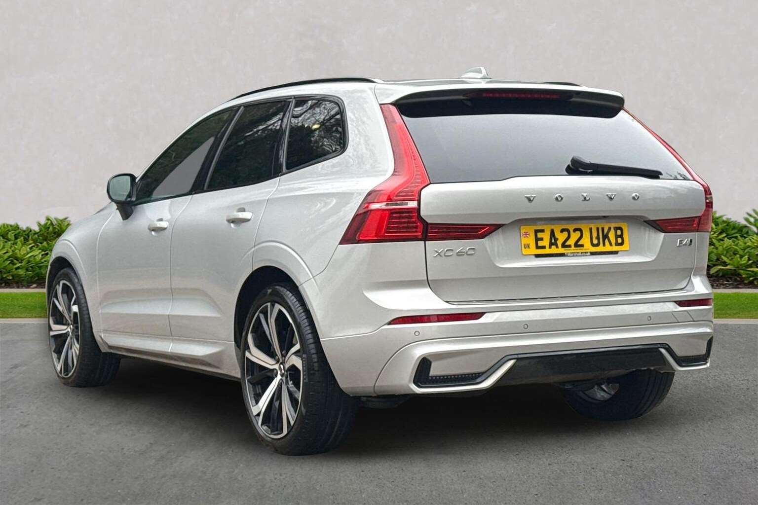 Used VOLVO XC60 2.0 B4D R Design Pro 5Dr Awd Geartronic 2022 | Lookers ...