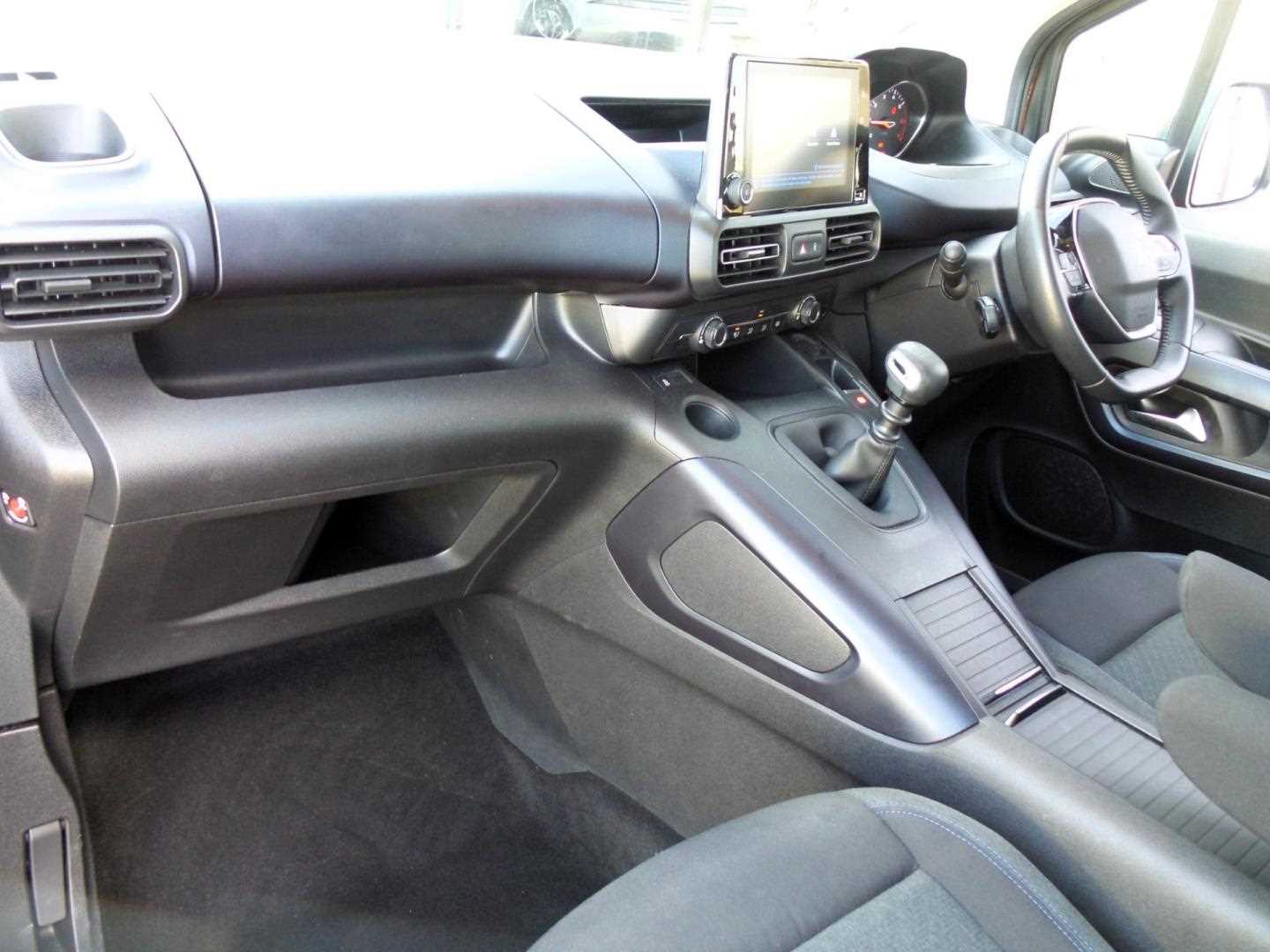 Large vehicle image
