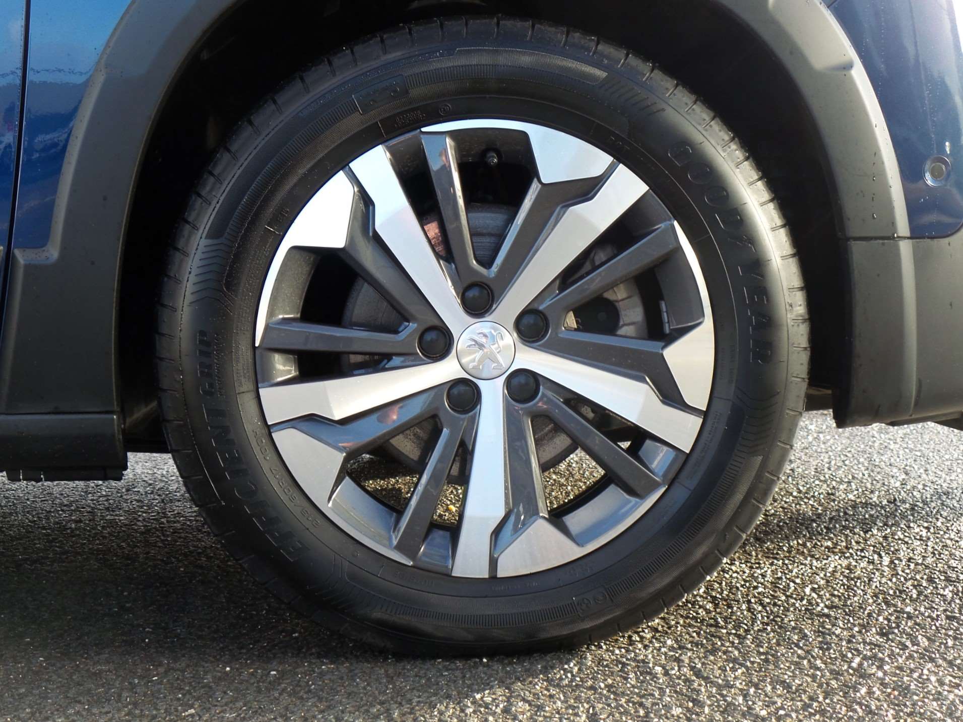 Large vehicle image