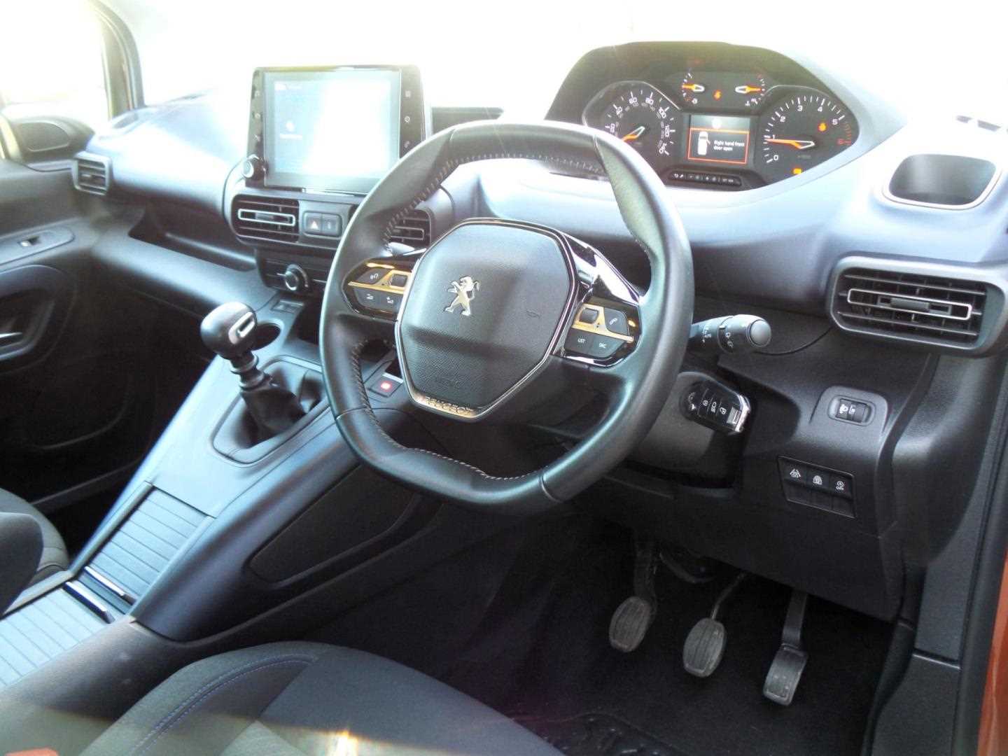 Large vehicle image