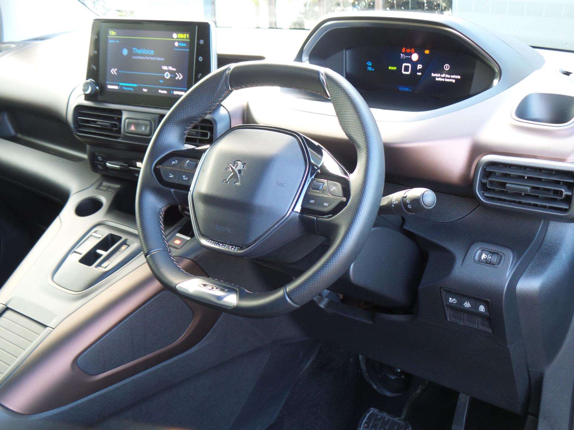 Large vehicle image