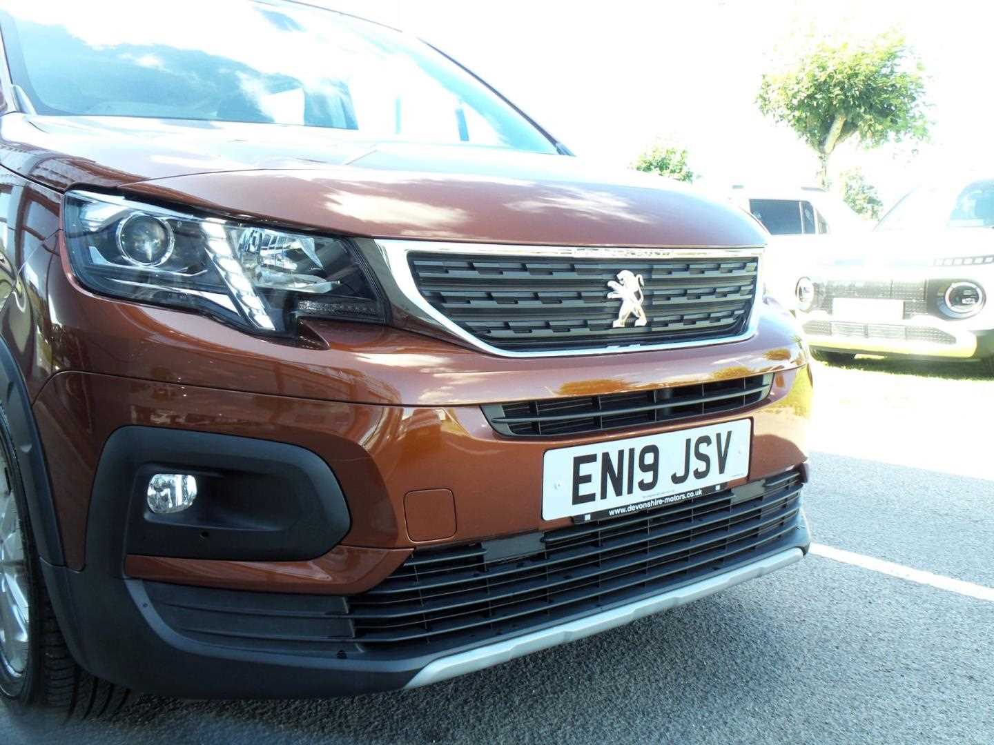 Large vehicle image