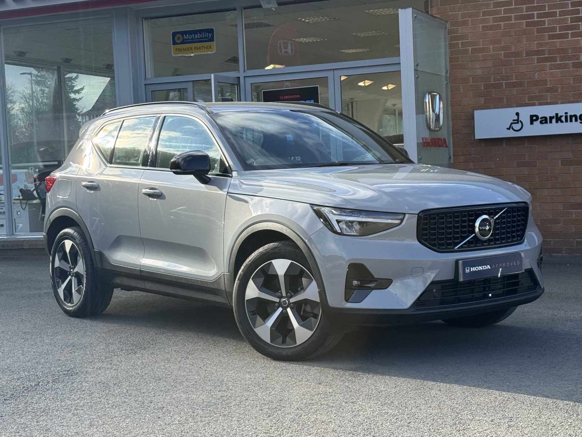 Volvo XC40 2.0 B3P Plus Dark Auto